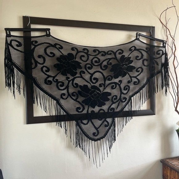 Accessories - Spanish style vintage black fringed shawl